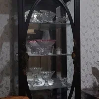 شلف دکوراسیون با چراغ داخلی و درخشان در شب