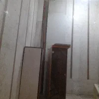 صفحه  کابینت  و تعدادی  یونیت  و ویترین  شیشه  ای