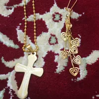 گردنبند صلیب و گوشواره اویزی قلب