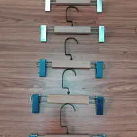 چوب لباسی چوبی و رگال آهنی مشکی|بندرخت و رختآویز|تهران, ازگل|دیوار