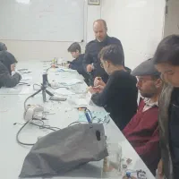 کلاس آموزش الکترونیک، رباتیک، تعمیرات محافظ و لامپ|خدمات آموزشی|قم, چهل درخت|دیوار