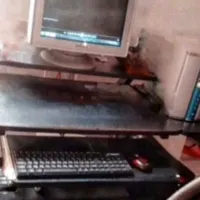 کامپیوتر به همراه میز