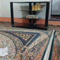 یک عدد میز ارایشی تمیز ویک عدد میز تلویزیون شیشه