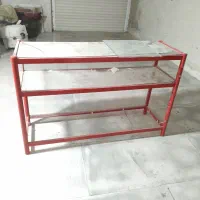 ویترین مغازه با قفسه فلزی