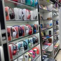 فروشنده موبایل در الماس شرق