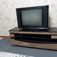 تلوزیون و میز