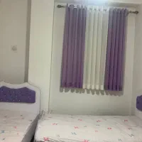 دو عدد تخت نوجوان و یک پرده