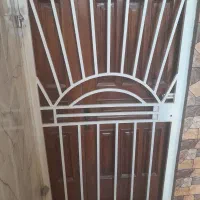 فروش در چوبی  با حفاظ آن