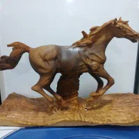 مجسمه ی چوبی اسب