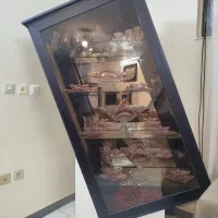 ویترین و ساعت دیواری