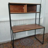 میز و کتابخانه