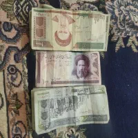 تعداد ۸عدد اسکناس ۵۰تومانی۴عدد  ۱۰۰تومانی وساعت