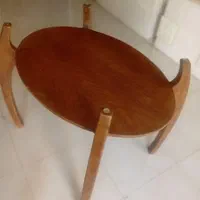 میز چوبی در حد نو همراه با شیشه دودی سالم