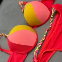 تعدادی ست سوتین و شورت ب قیمت پایین فروش می‌رود