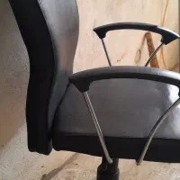 صندلی چرخ دار و صندلی چوبی چرم