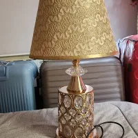 یک آباژور و یک جاشمعی دکوری طلایی