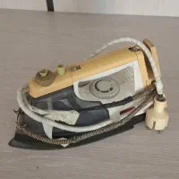 یک اتوی قدیمی سالم