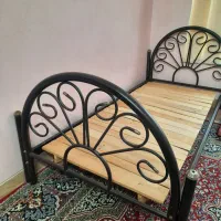 تخت یک نفره به همراه تخته چوبی