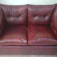 مبل چرمی دونفره زرشکی طرح چرم