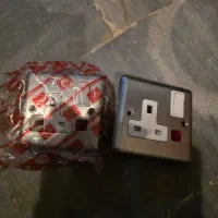 پریز لوکس۱۳ آمپر انگلیسیMKبدنه فلزی استیل/چراغ‌دار