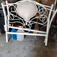 تخت فلزی به رنگ طوسی