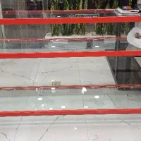 ویترین ۲ متری همراه با شیشه