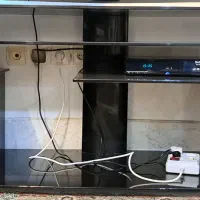 یک عدد بخاری و یک عدد میز تلویزیون و میز مطالعه