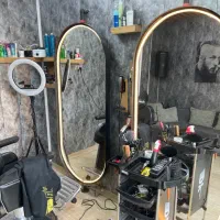 دکور ارایشگاه آیینه و صندلی