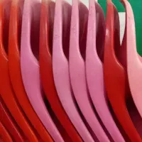 صندلی و قفسه کتاب
