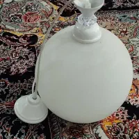 چند تا گلدان کوچک و بزرگ. و دو عدد لوستر