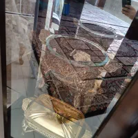 ویترین چوبی با ظروف سوفله خوری پیوتر|بوفه، ویترین، کنسول|لردگان, |دیوار