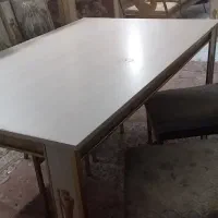 میز بدون صندلی