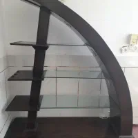 یک عدد ویترین چوبی به همراه چراغ