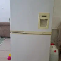 یخچال پهن با یک عدد میز