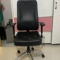 صندلی اداری و کامپیوتر