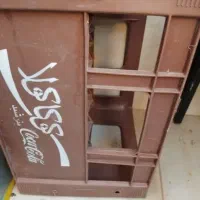 یک جعبه نوشابه کوکا کولا قرمز