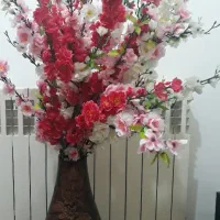 گلدان با گلهای تزیینی