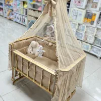 تخت کنار مادر نوو