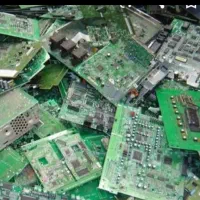 خریدار بردهای کامپیوتری و سبز و برد طلایی