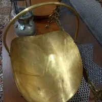 چراغ توری و منقل زغال و جلوی شومینه همه عتیقه|کلکسیون اشیاء عتیقه|اراک, |دیوار