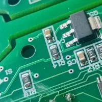 مونتاژ کار قطعات الکترونیکی