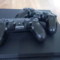 ps4درحدنوهمراه بافلش ودودسته وکابل های ارتباطی