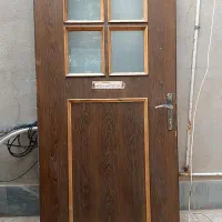 در چوبی پنجره دار