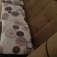 مبل به همراه جلو مبلی و سه عدد میز عسلی در حد نو