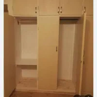 چوب در کمد دیواری اتاق  تخته بنایی تیر برق چوبی