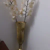 شاخه گل مصنوعی و گلدان طلایی