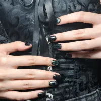 خدمات کاشت ناخن و طراحی حرفه‌ای