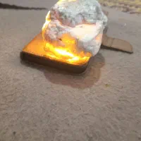 سنگ نور بهش میزنی سنگ روشن میشه