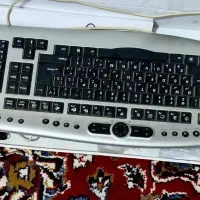 صفحه کلید کامپیوتر سیمی تقریبا نو