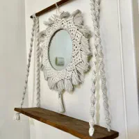 شلف چوبی و آینه مکرومه